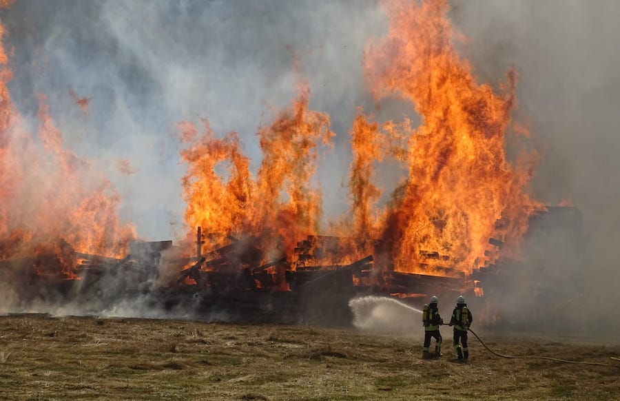 ++ Aktuell: “Flammen-Inferno” in Hermeskeiler Sägewerk – Brandursache ermittelt ++