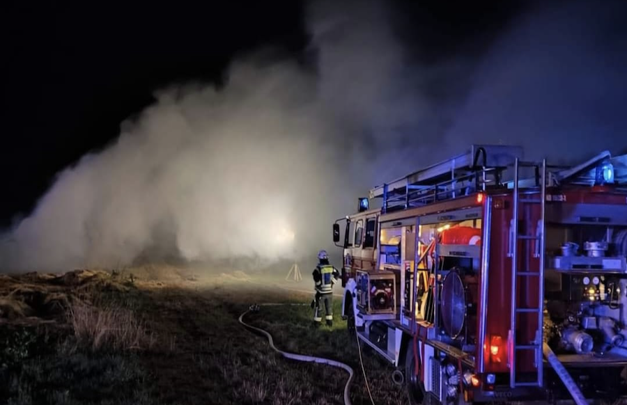 ++ Großer Einsatz mitten in der Nacht – Wieder brennen zahlreiche Heuballen bei Konz ++