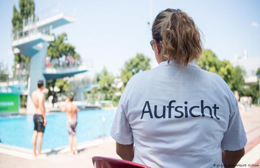 Region: Joint im Schwimmbad führt zu Polizeieinsatz und Hausdurchsuchung
