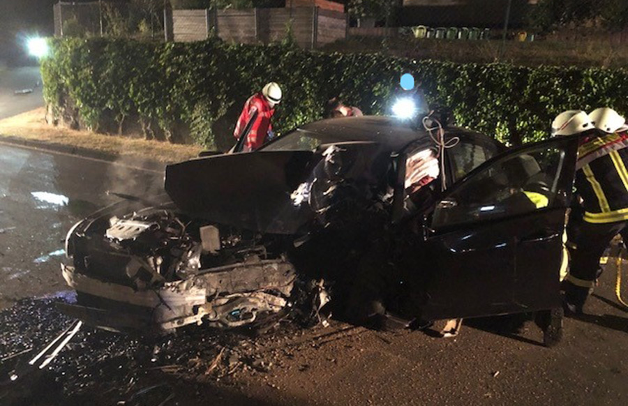 Eifel: In Hauswand gekracht – Schwerstverletzter aus Pkw-Wrack geschnitten